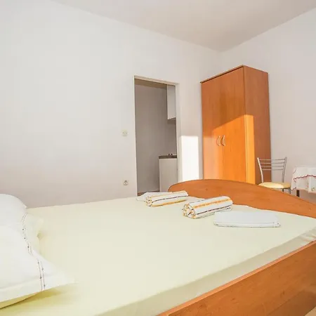 Nuic 748 Gostinjska kuća 3*