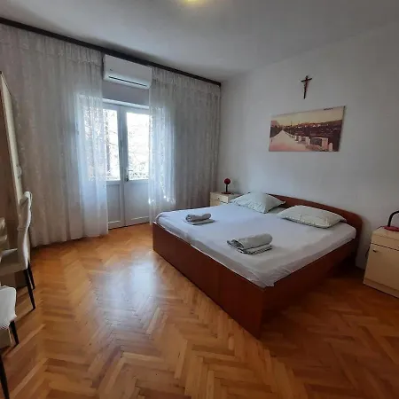 Nuic 748 Gostinjska kuća
