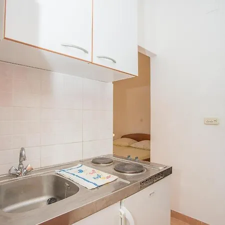 Nuic 748 Gasthuis Makarska