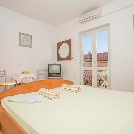 Nuic 748 Gasthuis Makarska