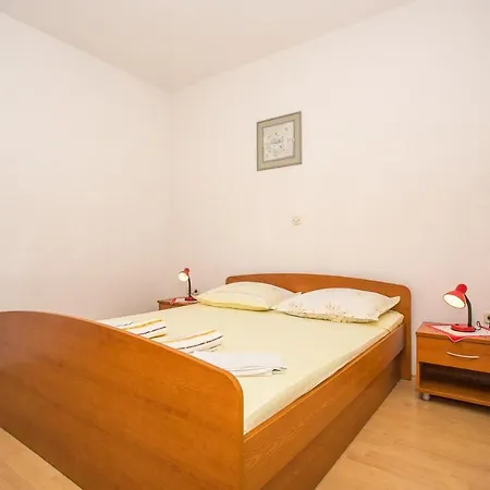 Nuic 748 Gasthuis Makarska